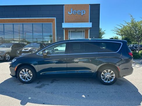 Used 2023 Chrysler Pacifica Touring-L AWD/4WD image 10