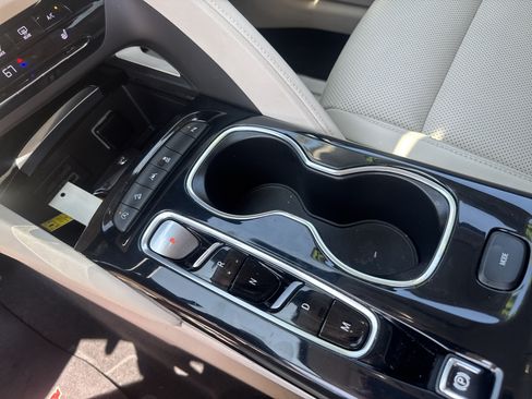 Used 2021 Buick Envision Essence w/ Technology Package I AWD/4WD image 19