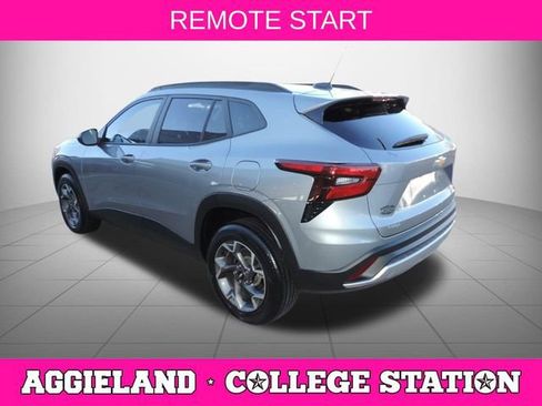 Used 2025 Chevrolet Trax LT w/ LT Convenience Package image 6