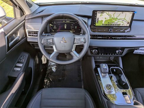 New 2026 Mitsubishi Outlander SE image 17