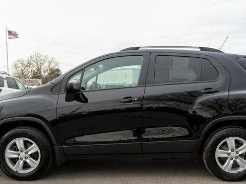 Used 2022 Chevrolet Trax LT w/ LT Convenience Package image 9
