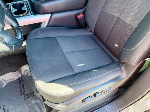 Used 2019 Nissan Titan SV w/ SV Convenience Package image 19