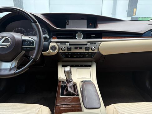 Used 2018 Lexus ES 350 w/ Luxury Package w/Wood Trim FWD image 11
