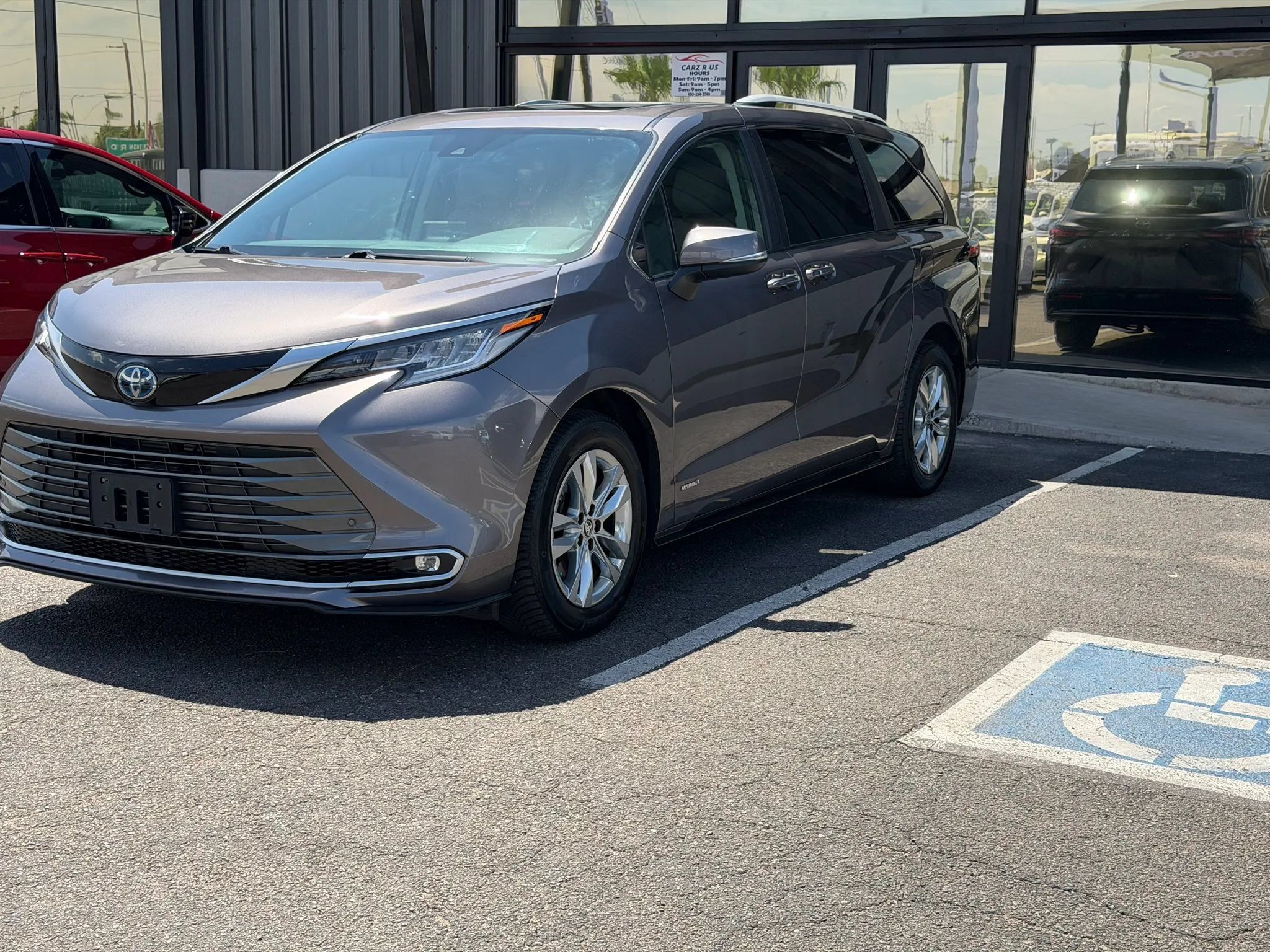 Used 2021 Toyota Sienna Limited FWD image 2