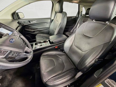 Used 2019 Ford Edge Titanium w/ Equipment Group 301A AWD/4WD image 2