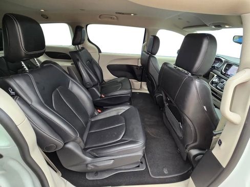 Used 2024 Chrysler Pacifica Select image 30