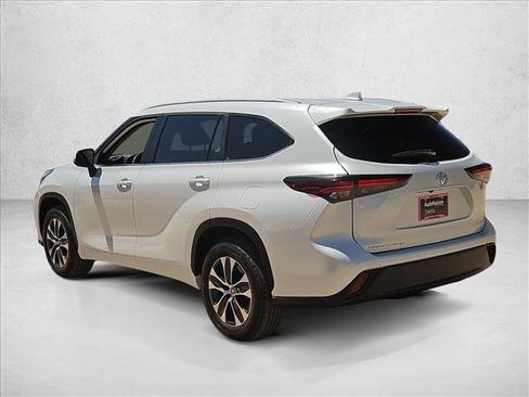 Used 2025 Toyota Highlander XLE FWD image 9