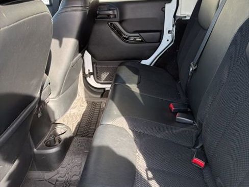 Used 2017 Jeep Wrangler Unlimited Sahara AWD/4WD image 8