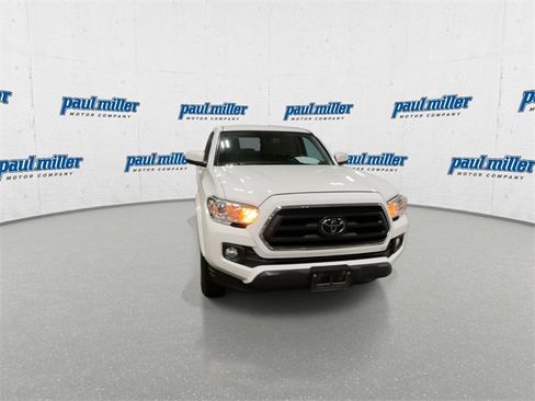 Used 2022 Toyota Tacoma SR5 w/ Technology Package image 4