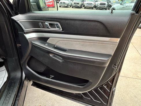 Used 2017 Ford Explorer XLT w/ XLT Technology Feature Bundle AWD/4WD image 17