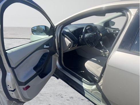 Used 2018 Ford Focus SE w/ Cold Weather Package FWD image 15