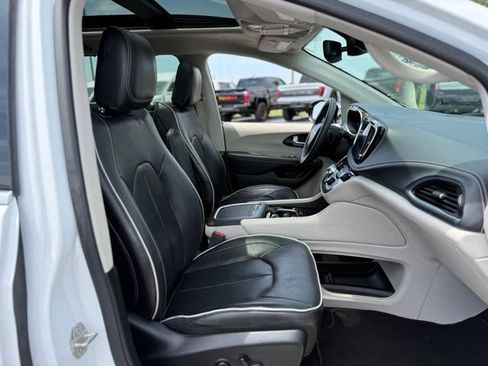 Used 2023 Chrysler Pacifica Limited FWD image 17