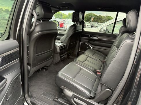Used 2024 Jeep Wagoneer L Series II w/ Flexible Seating Group AWD/4WD image 11