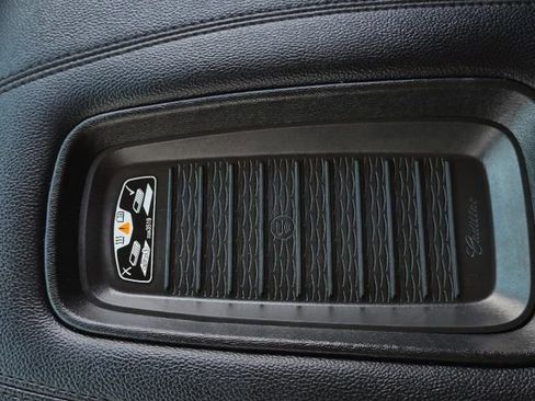 Used 2018 Cadillac Escalade Luxury RWD image 33