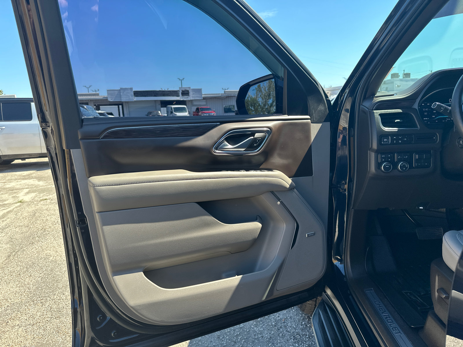 Used 2023 Chevrolet Tahoe LT w/ Luxury Package AWD/4WD image 10