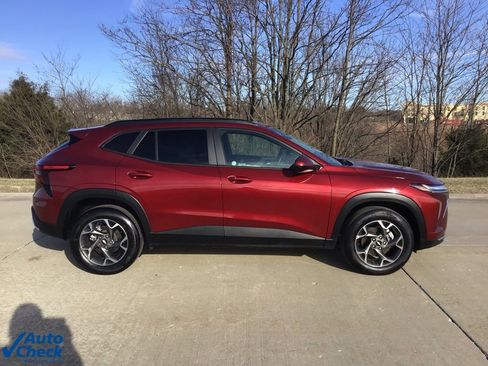 Used 2025 Chevrolet Trax LT w/ LT Convenience Package image 2