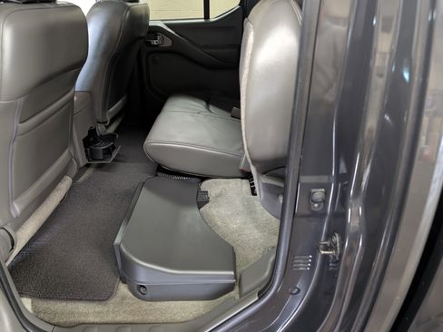 Used 2012 Nissan Frontier SL w/ Moonroof Pkg AWD/4WD image 16