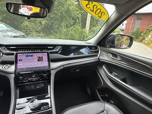 Used 2023 Jeep Grand Cherokee 4WD 4xe image 31