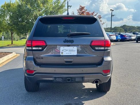 Used 2017 Jeep Grand Cherokee Altitude AWD/4WD image 4
