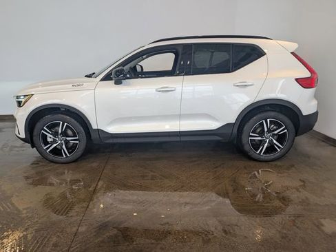 Used 2026 Volvo XC40 B5 Core w/ Climate Package image 3
