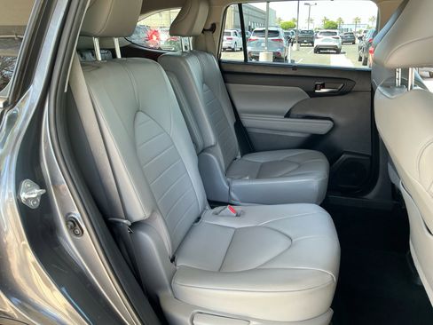 Used 2021 Toyota Highlander XLE FWD image 18