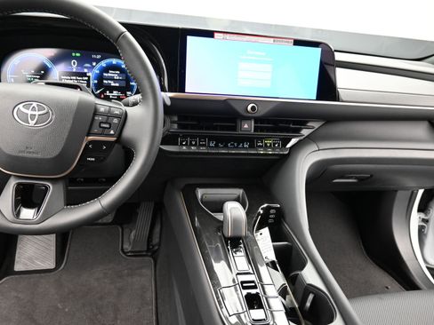 New 2025 Toyota Crown Signia image 11