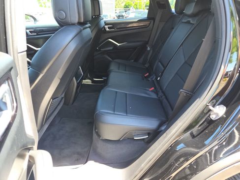 Used 2021 Porsche Cayenne w/ Driver Memory Package AWD/4WD image 21