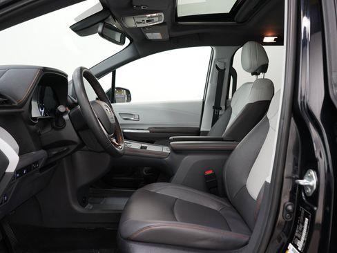 Used 2023 Toyota Sienna XSE AWD/4WD image 23