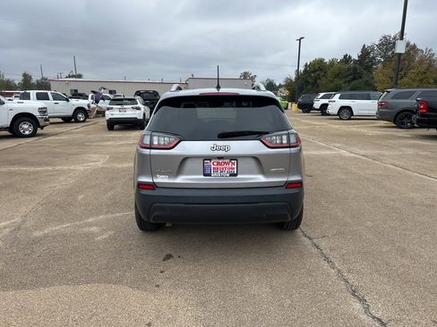 Used 2019 Jeep Cherokee Latitude w/ Popular Appearance Group image 4