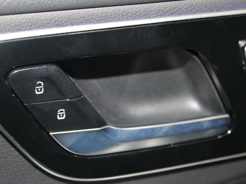 Used 2025 Mercedes-Benz C 300 Sedan image 37