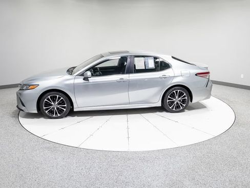 Used 2018 Toyota Camry SE w/ Moonroof Package FWD image 32