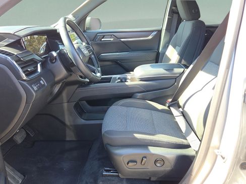 Used 2025 GMC Acadia Elevation image 13