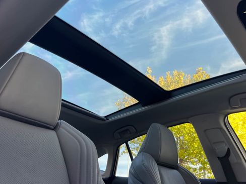 Used 2021 Toyota Venza Limited image 18