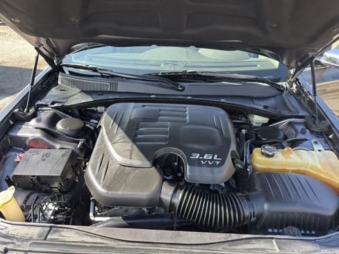 Used 2014 Chrysler 300 C image 4