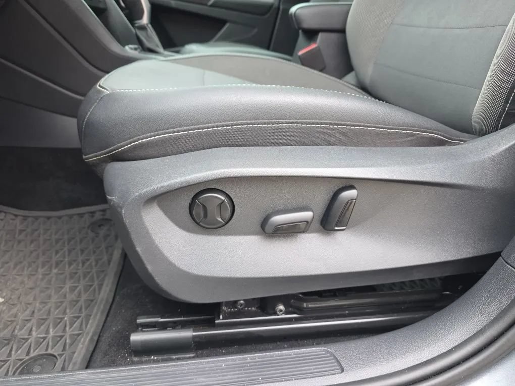 Used 2023 Volkswagen Taos SE w/ Panoramic Sunroof Package FWD image 16