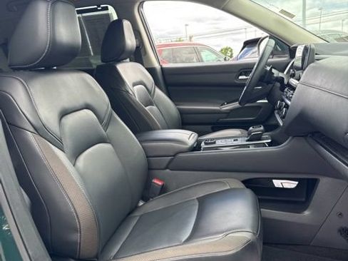 Certified 2024 Nissan Pathfinder SL w/ Black Appearance Package AWD/4WD image 16