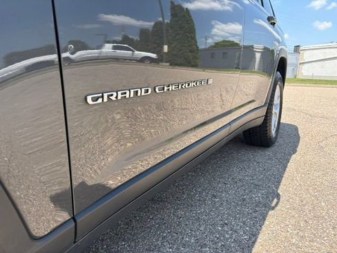 Used 2023 Jeep Grand Cherokee L Laredo w/ Luxury Tech Group I AWD/4WD image 36