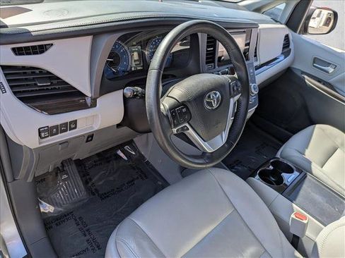 Used 2017 Toyota Sienna XLE Premium FWD image 10