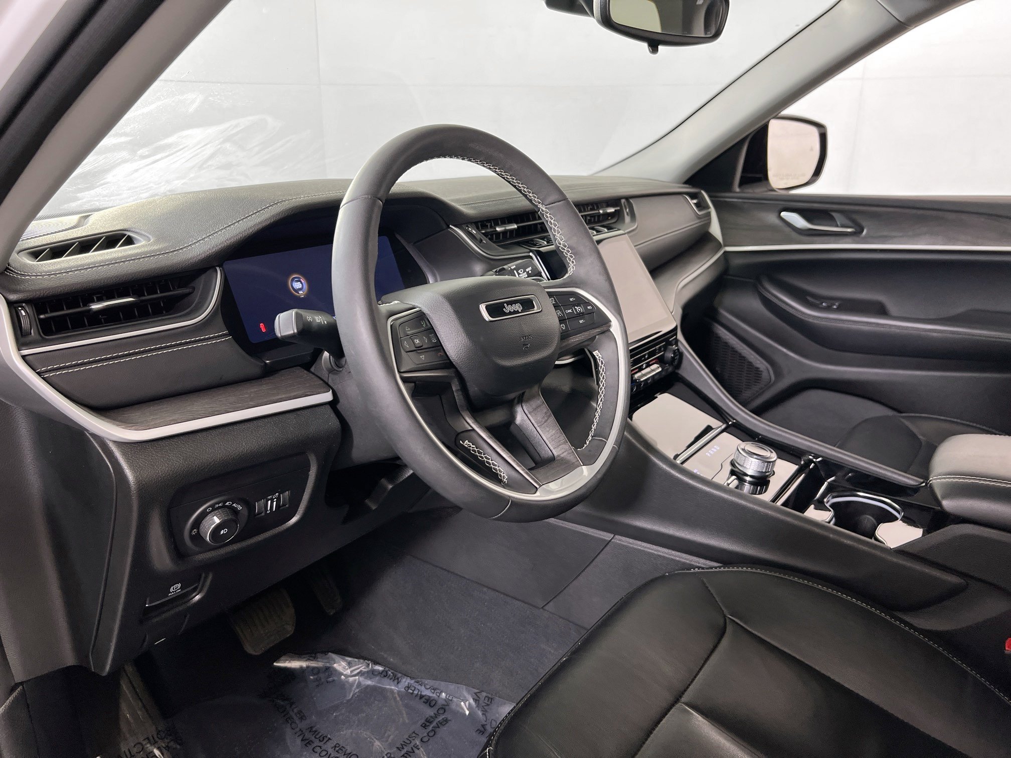 Used 2023 Jeep Grand Cherokee Limited AWD/4WD image 9
