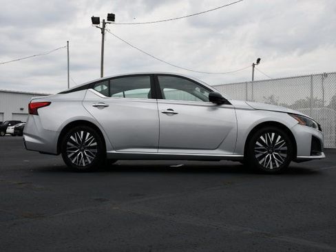 Used 2024 Nissan Altima 2.5 SV FWD image 8