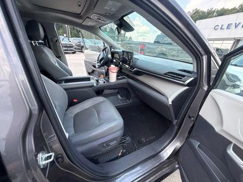 Used 2021 Toyota Sienna Limited FWD image 23