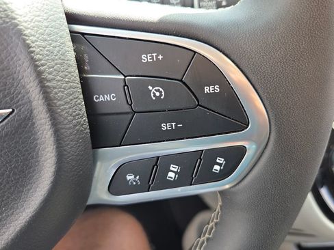 Used 2024 Chrysler Pacifica Touring-L FWD image 24