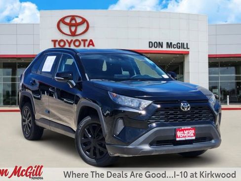 Used 2021 Toyota RAV4 LE image 1