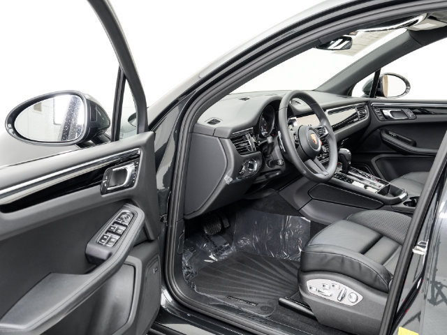 Certified 2026 Porsche Macan AWD/4WD image 7