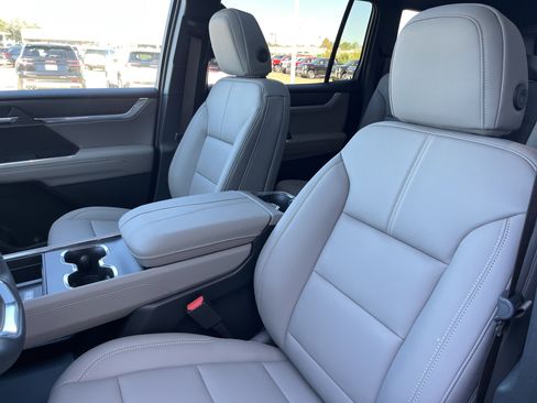 New 2026 GMC Acadia Elevation image 9