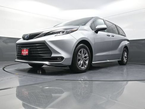 Used 2025 Toyota Sienna XLE FWD image 32