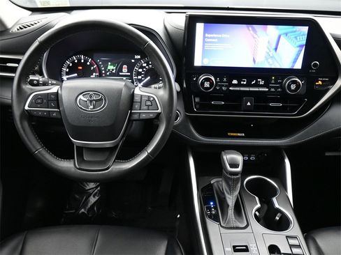 Used 2023 Toyota Highlander XLE image 5
