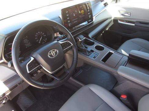 Used 2024 Toyota Sienna XLE image 21