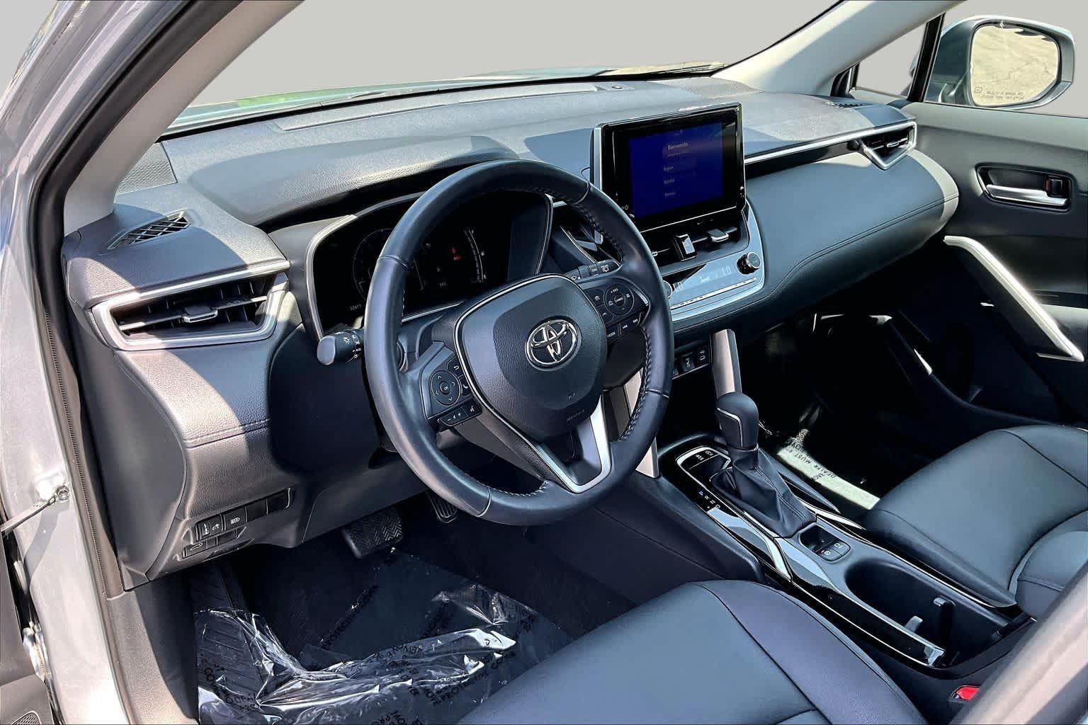 Used 2023 Toyota Corolla Cross XLE w/ Convenience Package AWD/4WD image 18