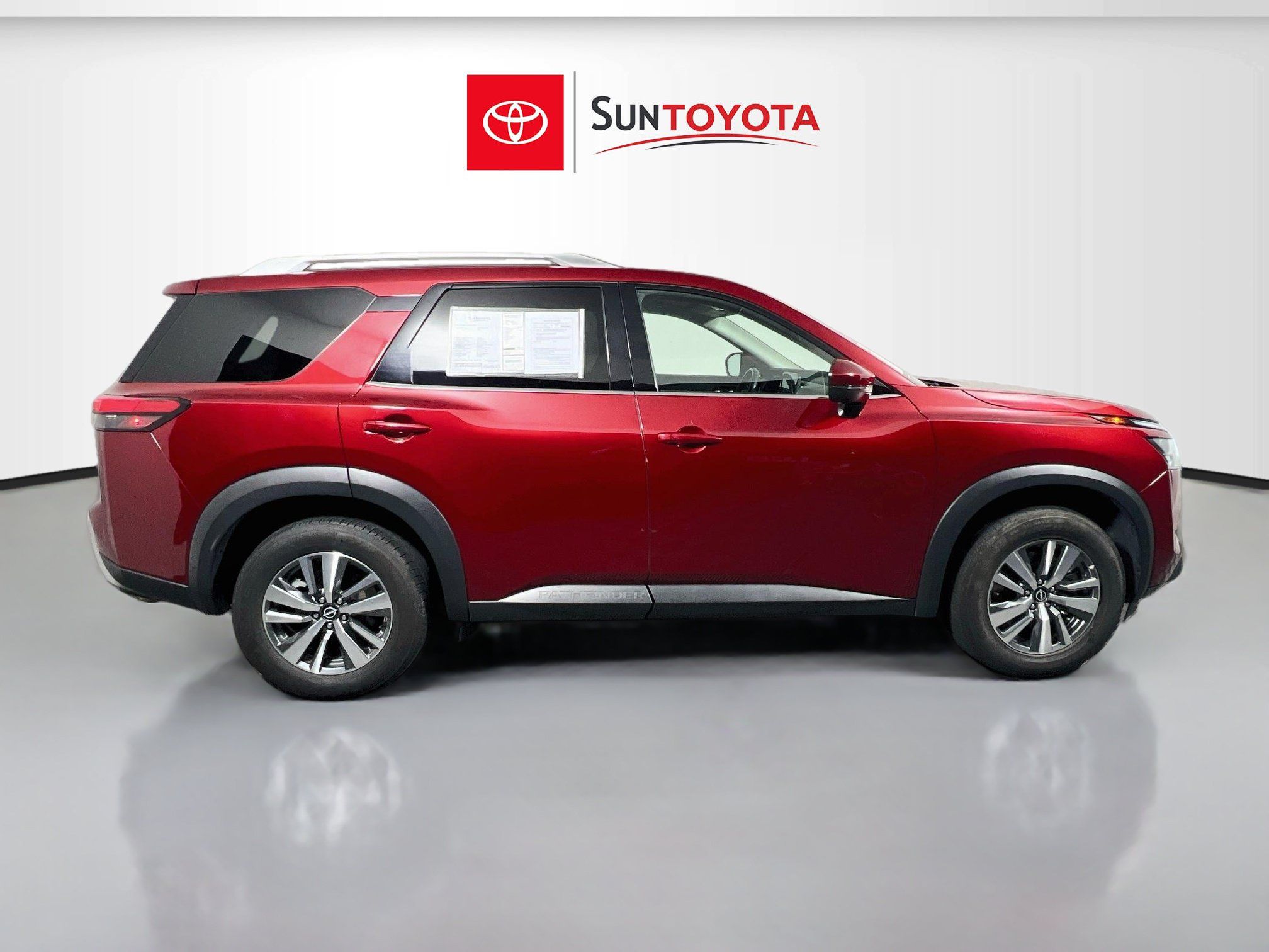 Used 2025 Nissan Pathfinder SL FWD image 2